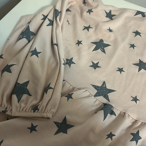 Entro size large light pink w/gray stars. Hi lo in back. Extra roomy. NWOT - Picture 3 of 7
